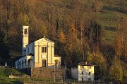 96 Scendendo in auto bella vista sulla chiesa di Cornalta